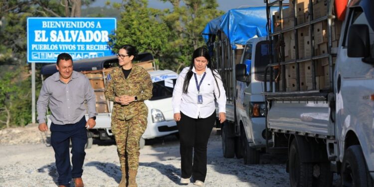 Ministra de El Salvador denuncia que Honduras niega la entrega de paquetes escolares