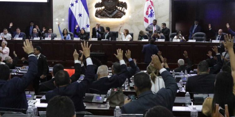 Congreso incorpora al consejero suplente Carlos Cardona para garantizar continuidad operativa del CNE