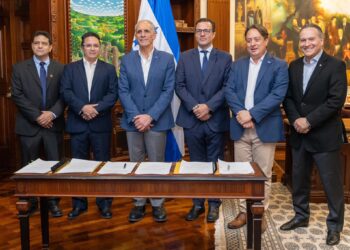 Gobierno de Honduras acuerda con tres industrias congelar el precio del cemento por un periodo inicial de seis meses