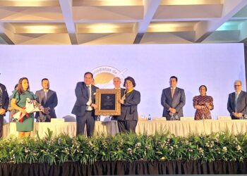 ¡Emotivo! Periodista Lucía Alvarado rompe en llanto al recibir la más alta distinción del periodismo en Honduras