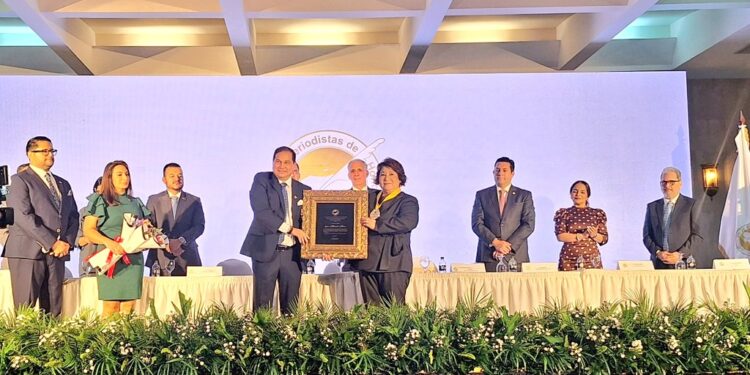 ¡Emotivo! Periodista Lucía Alvarado rompe en llanto al recibir la más alta distinción del periodismo en Honduras
