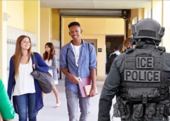 Nueva York prohíbe a ICE operar en escuelas e iglesias sin orden judicial