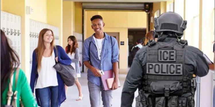 Nueva York prohíbe a ICE operar en escuelas e iglesias sin orden judicial