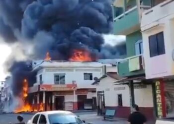 Voraz incendio afectó al menos dos viviendas y un asadero en Paján, Ecuador