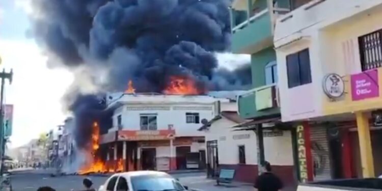Voraz incendio afectó al menos dos viviendas y un asadero en Paján, Ecuador