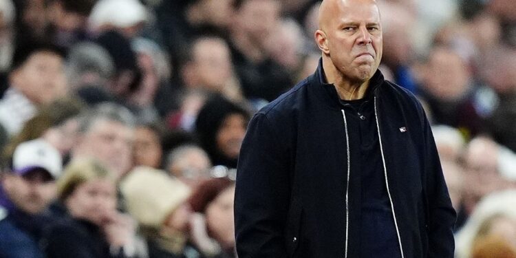 Liverpool despide a Arne Slot