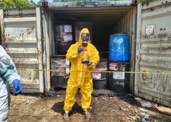 MP verifica supuesta presencia de cocaína líquida en barriles de grasa industrial en batallón de Naco, Cortés
