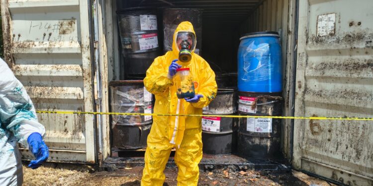 MP verifica supuesta presencia de cocaína líquida en barriles de grasa industrial en batallón de Naco, Cortés