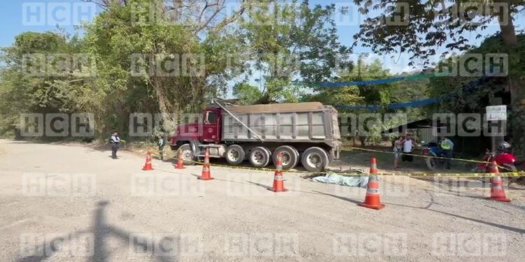 Motociclista fallece tras estrellarse contra una volqueta estacionada en La Ceiba