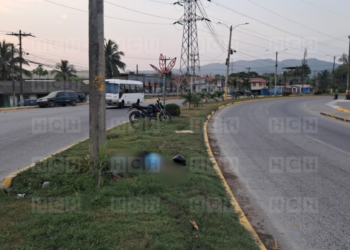 ¡Brutal! Motociclista pierde la vida tras impactar con poste en Puerto Cortés