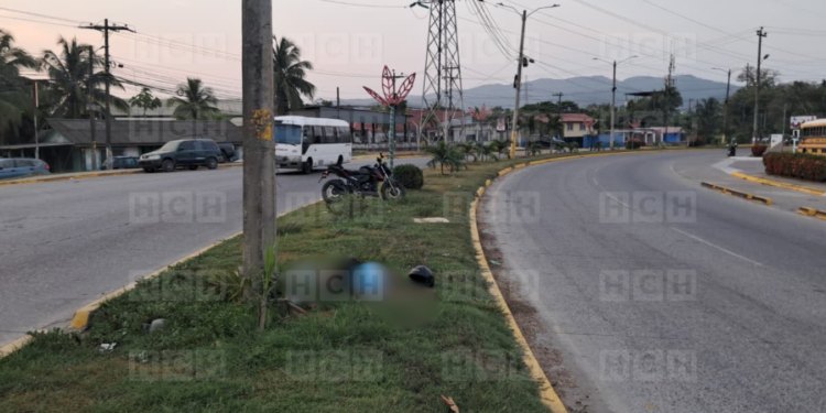 ¡Brutal! Motociclista pierde la vida tras impactar con poste en Puerto Cortés
