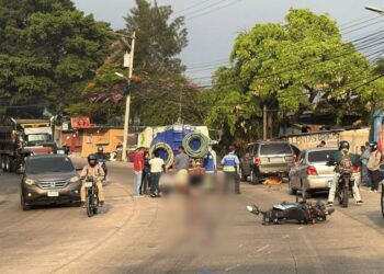 Fallece motociclista que impactó con camión cisterna en salida al sur