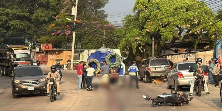 Fallece motociclista que impactó con camión cisterna en salida al sur