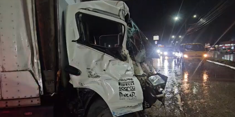 Camionero sobrevive tras impactar con rastra en retén policial | Móvil Emergencia SPS