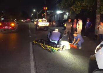 Mujer sobrevive a embestida tras intentar cruzar bulevar | Móvil Emergencia SPS