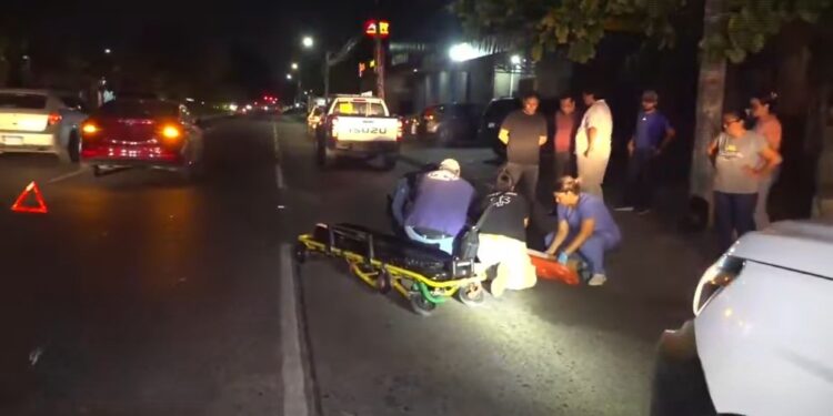 Mujer sobrevive a embestida tras intentar cruzar bulevar | Móvil Emergencia SPS