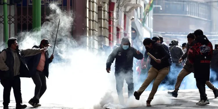 Tensión en Bolivia: protestas en La Paz dejan nuevos choques entre manifestantes y policías