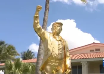Inauguran una estatua dorada de Trump de 4,5 metros de alto en su club de golf en Florida