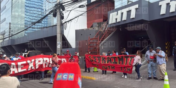 Sindicalistas protestan en la capital por despidos en el IHTT