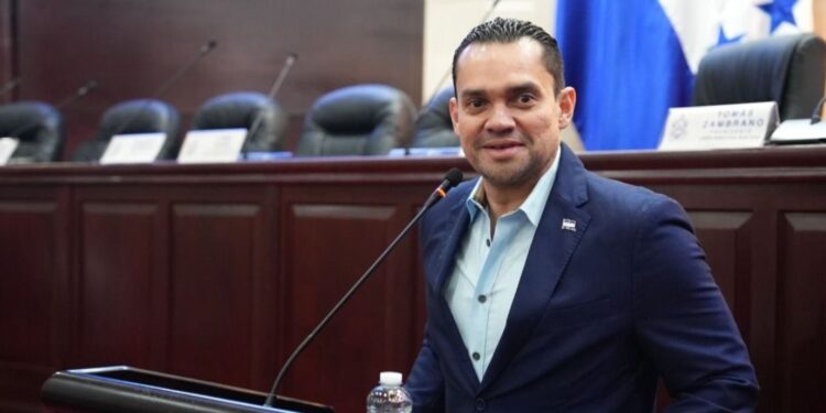 Tomás Zambrano presenta iniciativa para privación de libertad de por vida el asesinato de policías, militares y jueces
