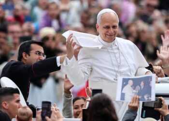 El papa León XIV celebra el primer aniversario de su pontificado con una visita multitudinaria al sur de Italia