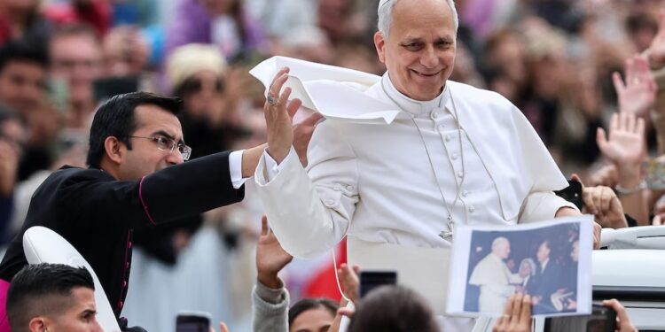 El papa León XIV celebra el primer aniversario de su pontificado con una visita multitudinaria al sur de Italia