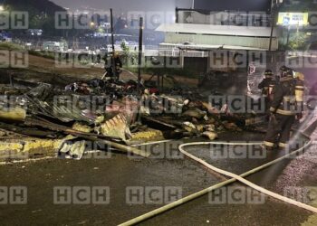 Ocho puestos de negocio son los afectados por un fuerte incendio en la colonia Nueva Suyapa de la capital