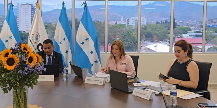 Consejeros Ana Hall, Cossette López y Carlos Cardona en Sesión de Pleno del CNE con temas de urgencia