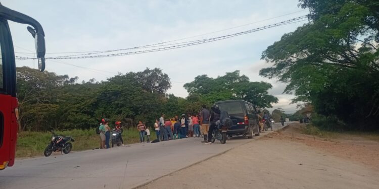 ¡Terrible! Niño fallece tras ser arrollado por vehículo cuando se dirigía a recibir el pan del saber en Las Mesas, FM
