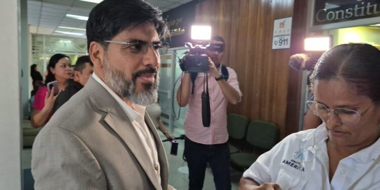 Exfiscal Johel Zelaya presenta Recurso de Amparo para ser restituido de su cargo: “No he cometido ningún delito”