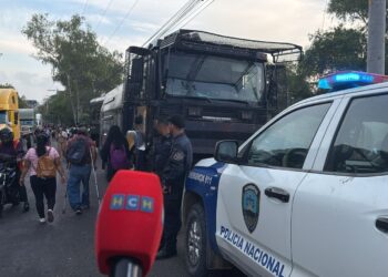 ¡NO HAY PASO! Tomada la carretera al sur por transportistas de carga pesada e importadores de cemento