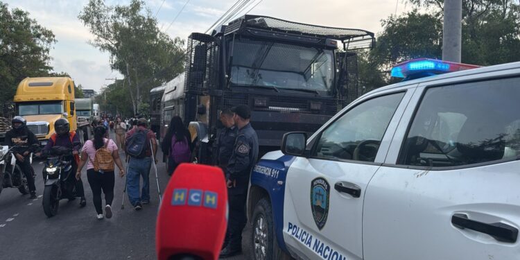 ¡NO HAY PASO! Tomada la carretera al sur por transportistas de carga pesada e importadores de cemento