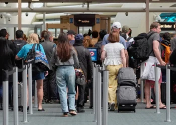 EE.UU. refuerza medidas migratorias por brote de ébola en África