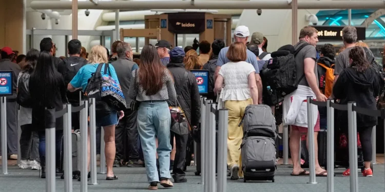 EE.UU. refuerza medidas migratorias por brote de ébola en África