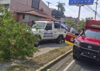Ambulancia que transportaba una paciente embarazada se accidenta en el Fuerzas Armadas