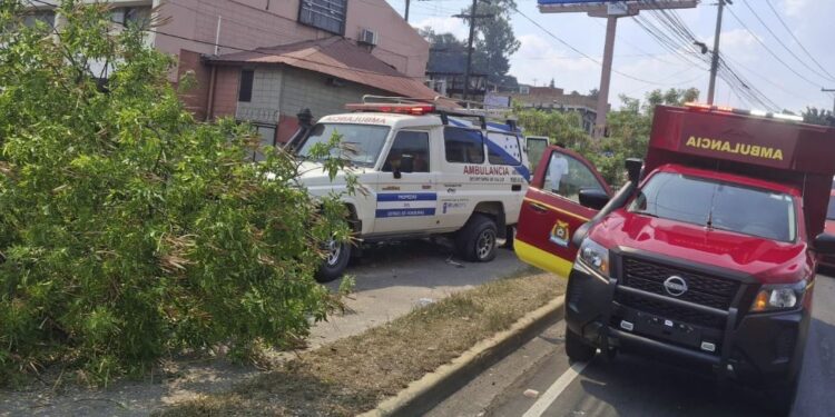 Ambulancia que transportaba una paciente embarazada se accidenta en el Fuerzas Armadas