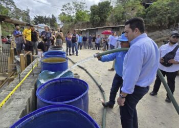 Alcalde capitalino lleva agua potable gratis a familias de la colonia Los Pinos
