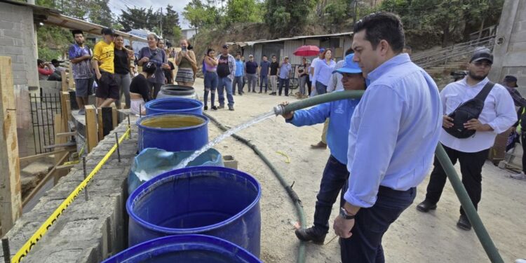 Alcalde capitalino lleva agua potable gratis a familias de la colonia Los Pinos