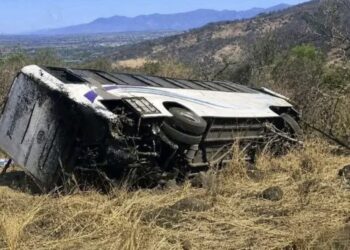 ¡Tragedia vial!  Un autobús se fue a una hondonada dejando 11 muertos y 30 heridos en Amatlán de Cañas, México