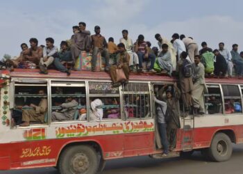 20 personas resultan heridas en terrible accidente de bus en Thatta, Sindh, Pakistán
