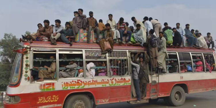 20 personas resultan heridas en terrible accidente de bus en Thatta, Sindh, Pakistán