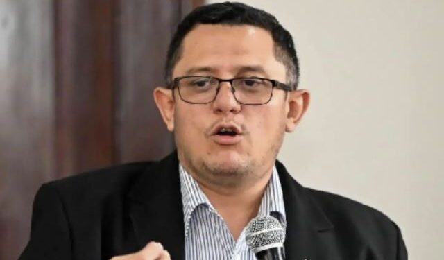 ¿Y él qué hizo por la educación? Edgardo Casaña cuestiona que autoridades salvadoreñas no pudieran entrar al país