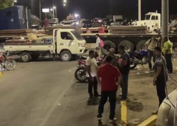 Transportistas todavía tienen bloqueada la carretera al sur a la altura de Coyolito