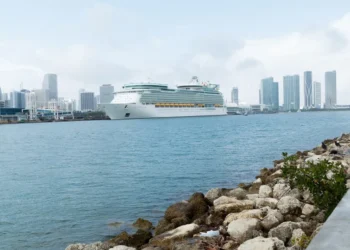 Más de cien personas enfermas con norovirus en un crucero que zarpó de Florida, EE.UU.