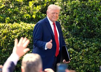 Demócratas acusan al presidente de EEUU Donald Trump de corrupción en mercado bursátil