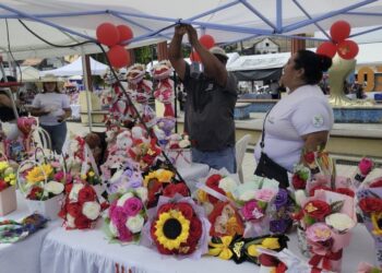 Tempranito llegó el Día de la Madre a la Plaza Cívica de Siguatepeque donde emprendedores exponen sus productos
