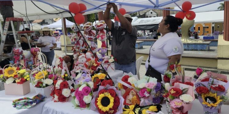 Tempranito llegó el Día de la Madre a la Plaza Cívica de Siguatepeque donde emprendedores exponen sus productos