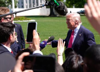 Trump llama “tonta” a la reportera que indagó por el costo del salón de baile de la Casa Blanca