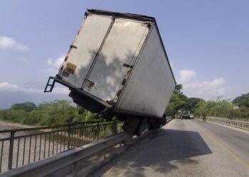 ¿Cómo llegó ahí? Camión se montó sobre el puente entre La Ceiba y El Porvenir, el conductor terminó gravemente herido