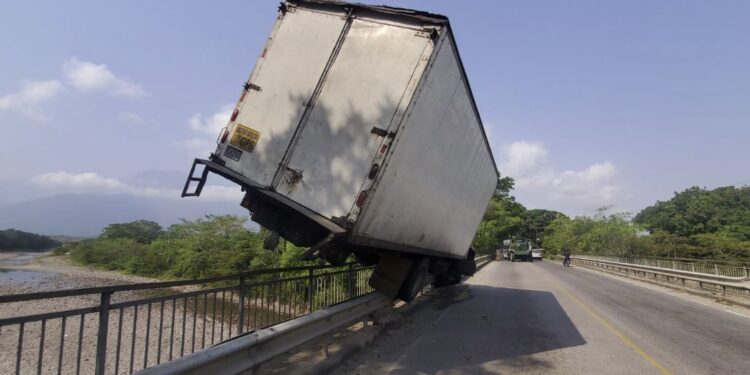 ¿Cómo llegó ahí? Camión se montó sobre el puente entre La Ceiba y El Porvenir, el conductor terminó gravemente herido